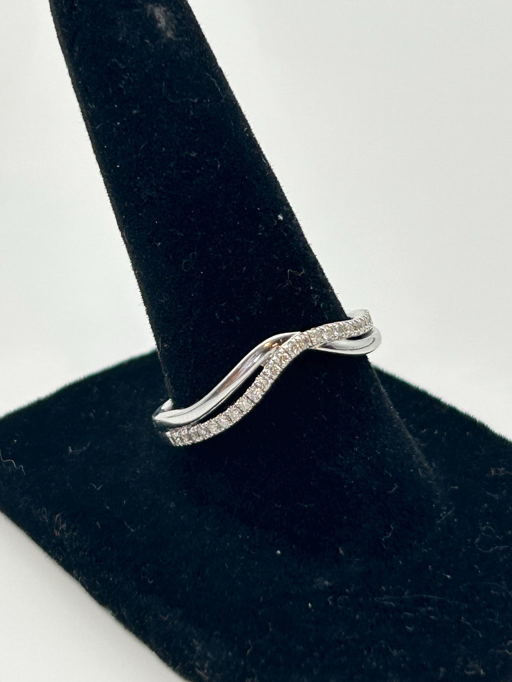 Pre-loved Sparkling 14KT Solid White Gold Diamond Band