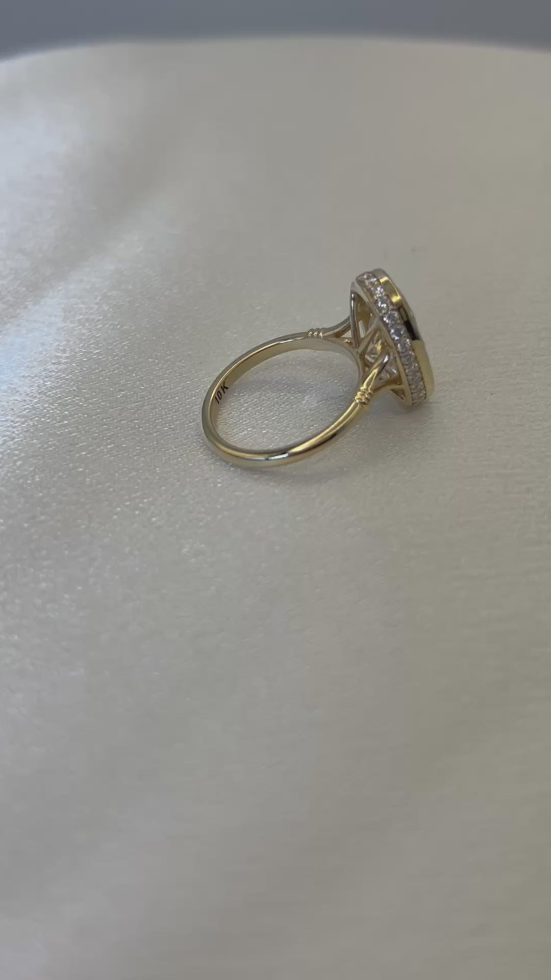 The Delilah | Signature Oval Bezel Lab Diamond Ring